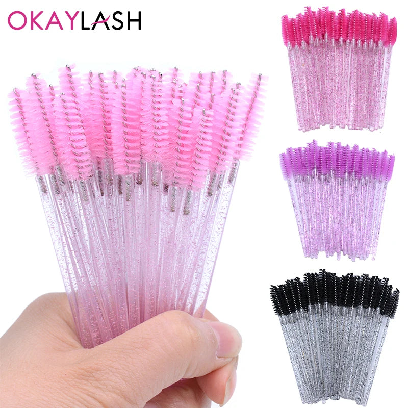 OKAYLASH - 50 Escovas Descartáveis de Rímel com Glitter - Mini Pincéis de Cristal para Cílios - Pente para Cílios Rosa e Branco